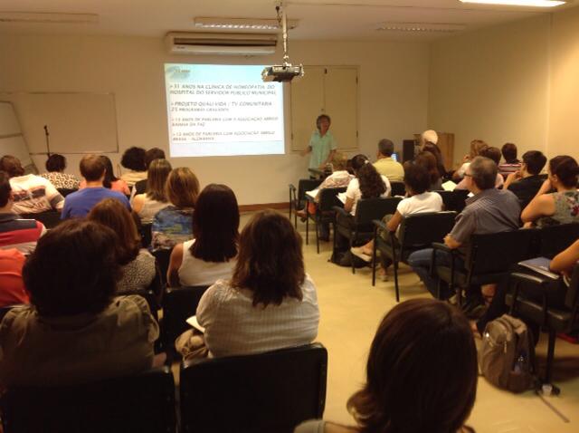 Professora Maria Filomena Xavier Mendes coordenadora dos Cursos da ABRAH em Niterói no auditório da Faculdade de Medicina da UFF, apresentando com muito entusiasmo a aula inaugural para novas turmas no dia 12 de abril.