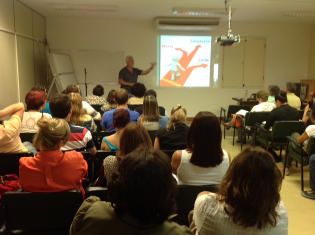 Prof Romeu Carillo Jr, apresenta a aula "O processo Saúde Doença na Homeopatia Sistêmica" nos Cursos de Homeopatia em Niterói no auditório da Faculdade de Medicina da UFF em 12 abril 2014